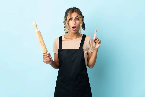 Jonge Blonde Uruguayaanse Koken Vrouw Geïsoleerd Blauwe Achtergrond Van Plan — Stockfoto