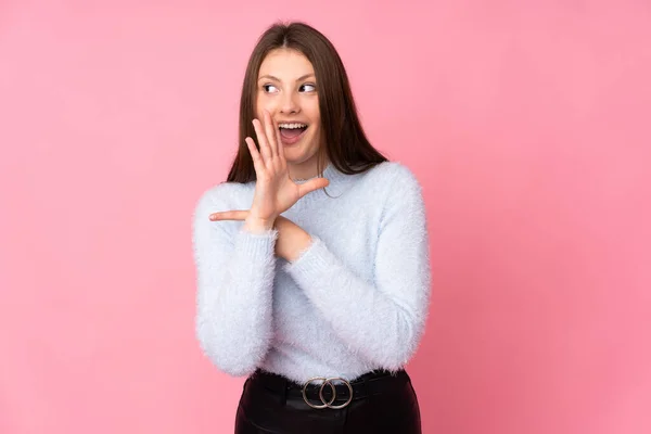 Teenager Caucasian Girl Isolated Pink Background Pointing Side Present Product — Stock Photo, Image