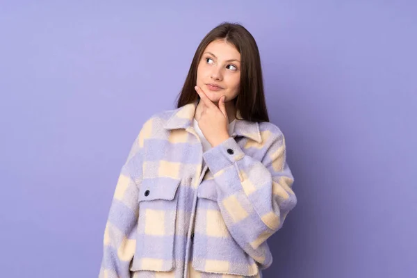 Teenager Caucasian Girl Isolated Purple Background Having Doubts — Stock Photo, Image