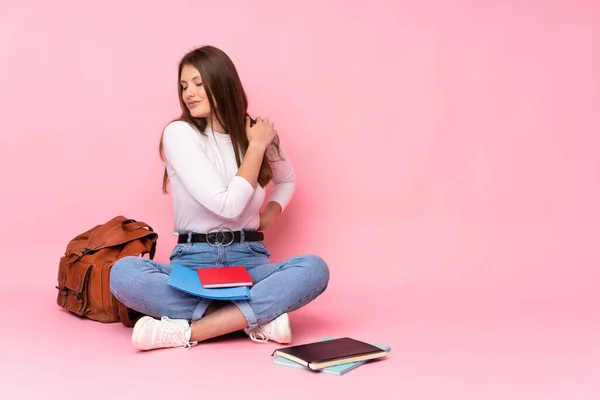 Adolescente Caucasiano Estudante Menina Sentado Chão Isolado Fundo Rosa Sofrendo — Fotografia de Stock