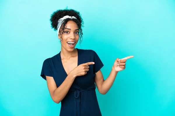 Jeune Femme Latine Isolée Sur Fond Bleu Surpris Pointant Côté — Photo