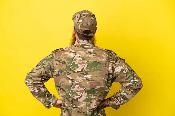 Militar Pelirroja Hombre Sobre Aislado Sobre Fondo Amarillo Posición Trasera — Foto de Stock