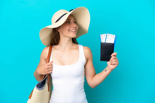 Jonge Blanke Vrouw Met Een Strandtas Paspoort Met Pamel Geïsoleerd — Stockfoto