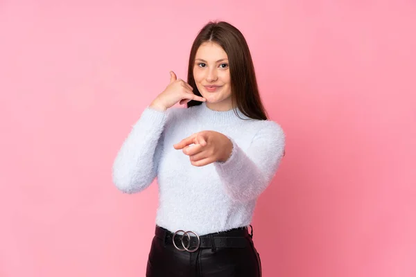Έφηβος Καυκάσιος Κορίτσι Απομονώνονται Ροζ Φόντο Κάνοντας Τηλεφωνική Χειρονομία Και — Φωτογραφία Αρχείου