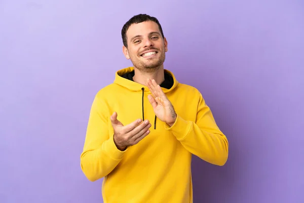 Brasilianischer Mann Vor Isoliertem Lila Hintergrund Applaudiert Nach Präsentation Auf — Stockfoto