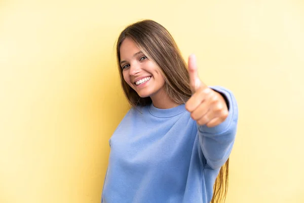 Junge Kaukasische Frau Isoliert Auf Gelbem Hintergrund Mit Erhobenem Daumen — Stockfoto