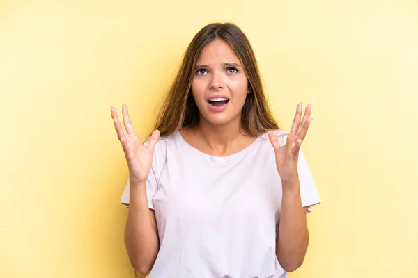 Joven Mujer Caucásica Aislada Sobre Fondo Amarillo Estresado Abrumado — Foto de Stock