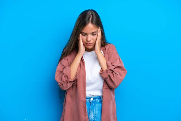 Junge Kaukasische Frau Isoliert Auf Blauem Hintergrund Mit Kopfschmerzen — Stockfoto