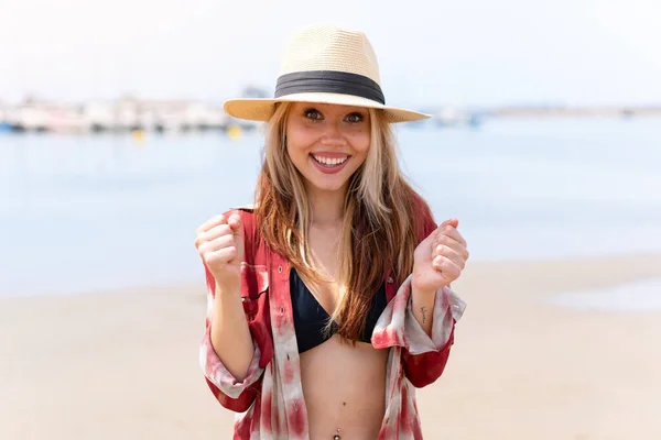 Joven Mujer Bonita Vacaciones Verano Playa Celebrando Una Victoria Posición —  Fotos de Stock