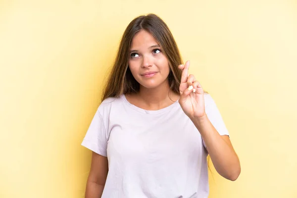 Mujer Joven Caucásica Aislada Sobre Fondo Amarillo Con Dedos Cruzando — Foto de Stock