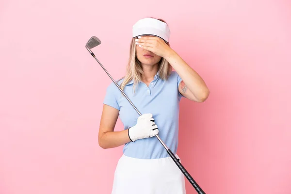 ピンクの背景に手で目を覆う若いゴルファー選手の女性 何か見たくない — ストック写真