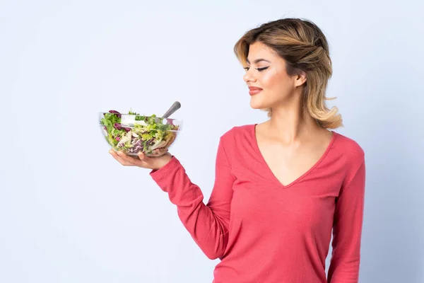 Mulher Adolescente Com Salada Isolada Fundo Azul Com Expressão Feliz — Fotografia de Stock