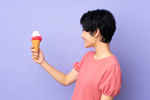 Молодая Вьетнамская Женщина Короткими Волосами Держит Корнет Мороженое Изолированном Фиолетовом — стоковое фото
