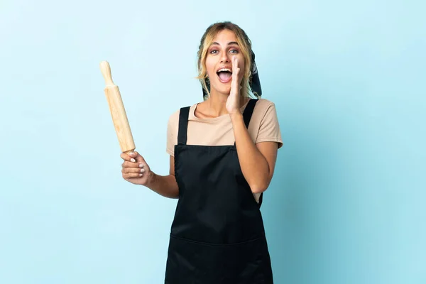 Jong Blond Uruguayaanse Koken Vrouw Geïsoleerd Blauwe Achtergrond Schreeuwen Met — Stockfoto