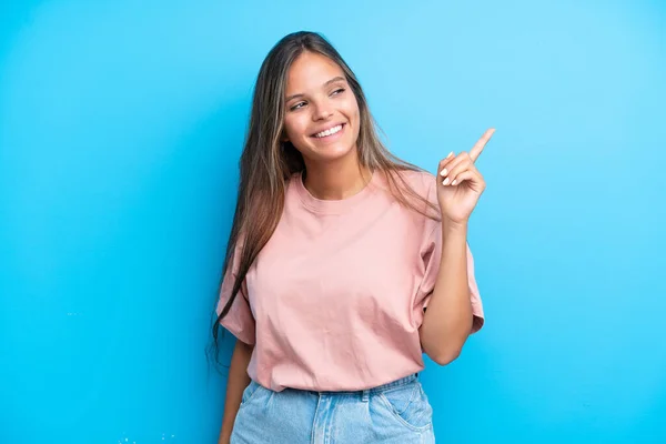 Junge Kaukasische Frau Isoliert Auf Blauem Hintergrund Zeigt Mit Dem — Stockfoto