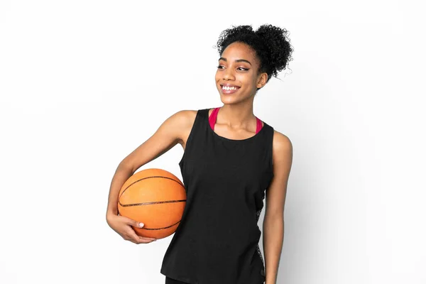Pemain Basket Muda Wanita Latin Terisolasi Latar Belakang Putih Melihat — Stok Foto