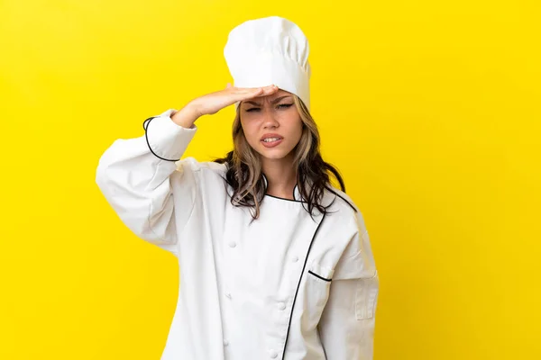 Junge Russische Kochmädchen Isoliert Auf Gelbem Hintergrund Mit Der Hand — Stockfoto
