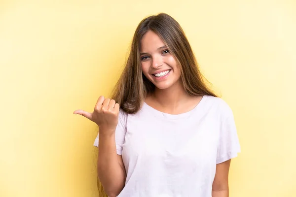 Młoda Biała Kobieta Wyizolowana Żółtym Tle Wskazując Bok Aby Przedstawić — Zdjęcie stockowe