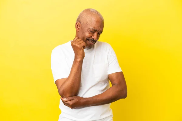 Cuban Senior Isolated Yellow Background Pain Elbow — Stock Photo, Image