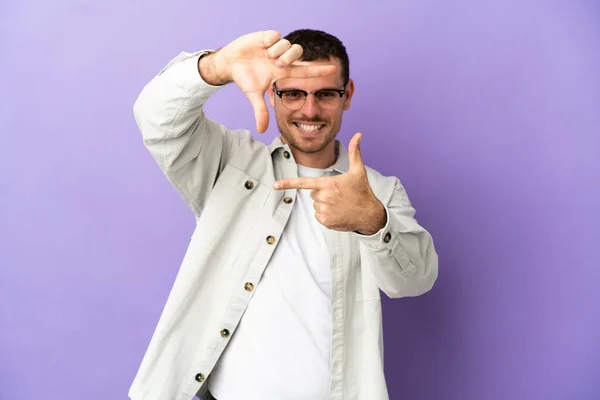 Hombre Brasileño Sobre Fondo Púrpura Aislado Enfocando Cara Símbolo Encuadre —  Fotos de Stock