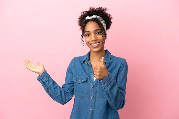 Mulher Latina Jovem Isolado Fundo Rosa Segurando Copyspace Imaginário Palma — Fotografia de Stock