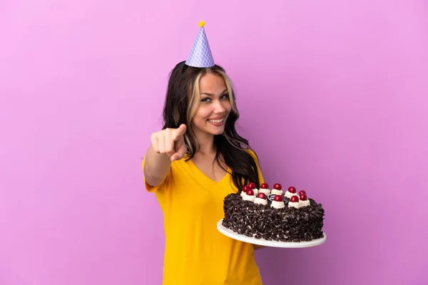 Adolescente Chica Rusa Sosteniendo Pastel Cumpleaños Aislado Sobre Fondo Púrpura —  Fotos de Stock