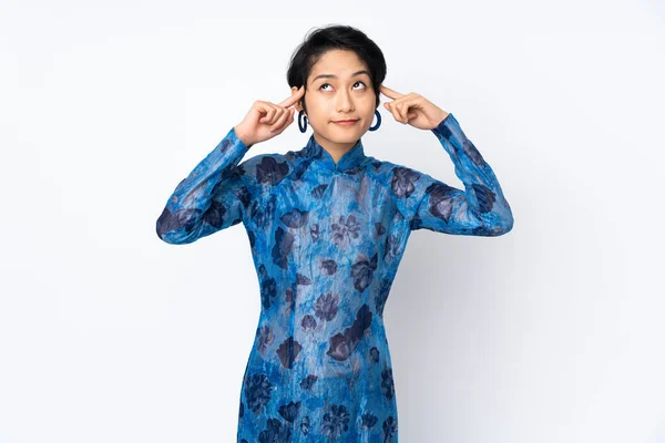 年轻的越南妇女 穿着传统衣服 背景与白色格格不入 有着怀疑和思考 — 图库照片