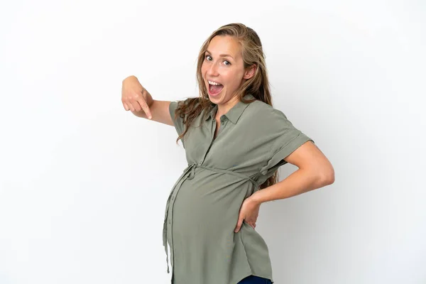 Beyaz Arka Planda Izole Edilmiş Genç Beyaz Kadın Hamile Karnını — Stok fotoğraf