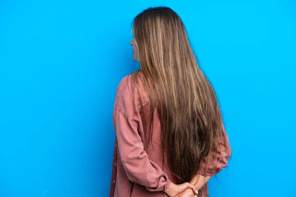 Junge Kaukasische Frau Isoliert Auf Blauem Hintergrund Rückenlage Und Blickt — Stockfoto