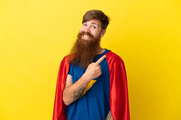 Redhead Super Hero Muž Izolované Žlutém Pozadí Ukazuje Stranu Prezentovat — Stock fotografie