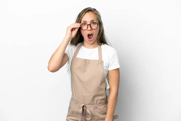 레스토랑 웨이터 카시아 여자가 안경을 배경에 고립되어 — 스톡 사진