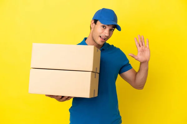 Entrega Hombre Sobre Aislada Pared Amarilla Saludo Con Mano Con — Foto de Stock