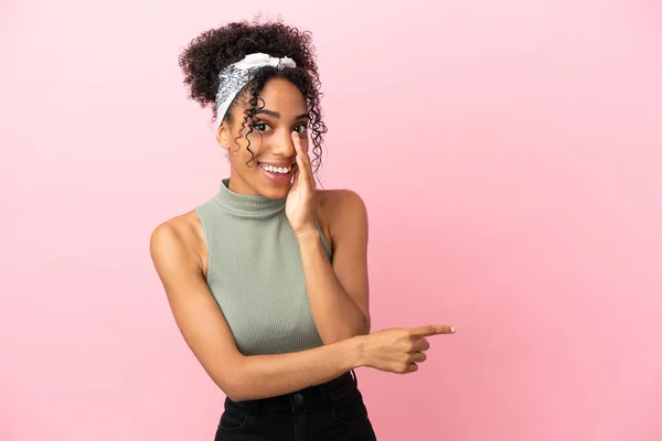 Mujer Latina Joven Aislada Sobre Fondo Rosa Apuntando Hacia Lado —  Fotos de Stock