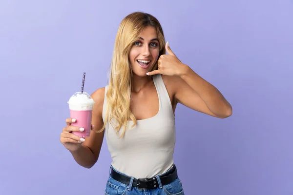 Jeune Femme Uruguayenne Blonde Avec Milkshake Fraise Isolé Sur Fond — Photo