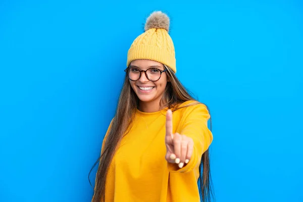 Junge Kaukasische Frau Winterkleidung Isoliert Auf Blauem Hintergrund Zeigt Und — Stockfoto