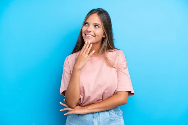 Mladá Běloška Žena Izolované Modrém Pozadí Vzhlíží Usmívá — Stock fotografie