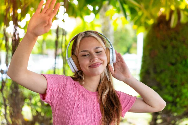 Jeune Jolie Femme Extérieur Écouter Musique Danser — Photo