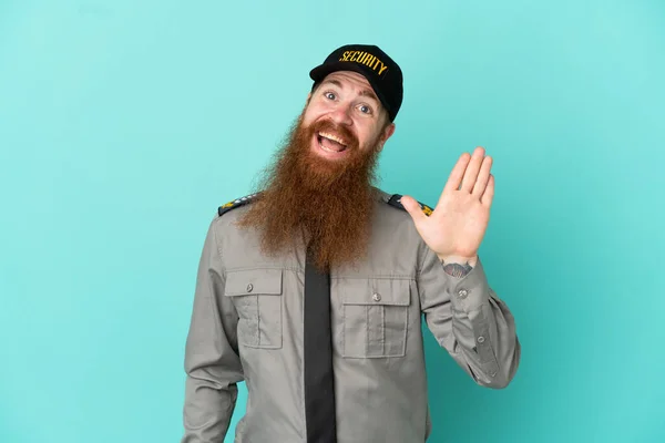 Redhead Bezpečnostní Muž Izolované Bílém Pozadí Salutování Rukou Šťastným Výrazem — Stock fotografie