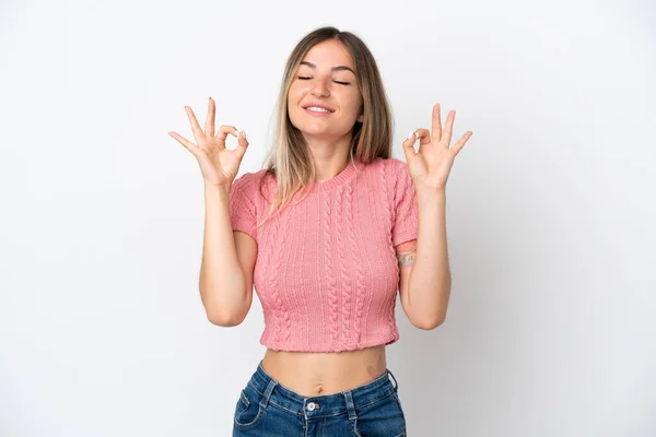 Jonge Roemeense Vrouw Geïsoleerd Witte Achtergrond Zen Pose — Stockfoto