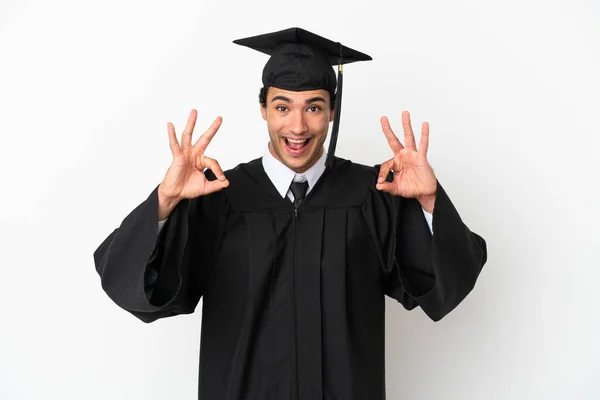 若い大学卒業生以上の隔離された白い背景に指でOk記号を示す — ストック写真