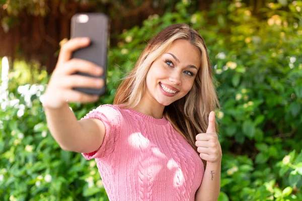 Giovane Bella Donna All Aperto Fare Selfie Con Telefono Cellulare — Foto Stock