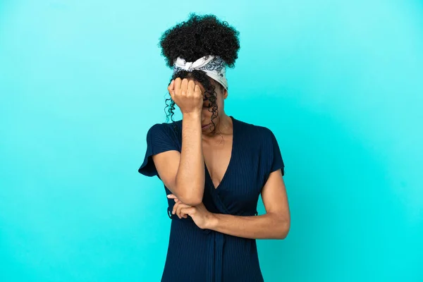 Junge Lateinamerikanische Frau Isoliert Auf Blauem Hintergrund Mit Kopfschmerzen — Stockfoto