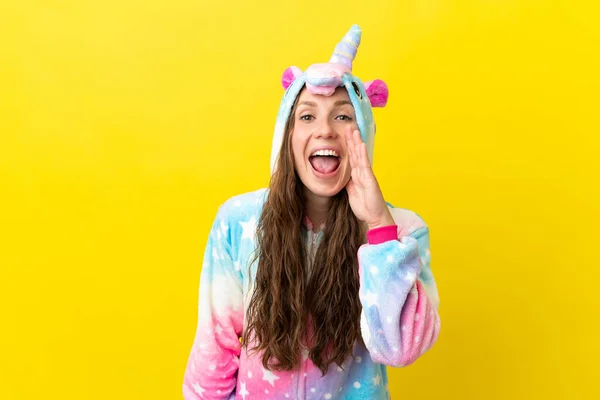 Mädchen Mit Einhorn Pyjama Über Isoliertem Hintergrund Schreit Mit Weit — Stockfoto