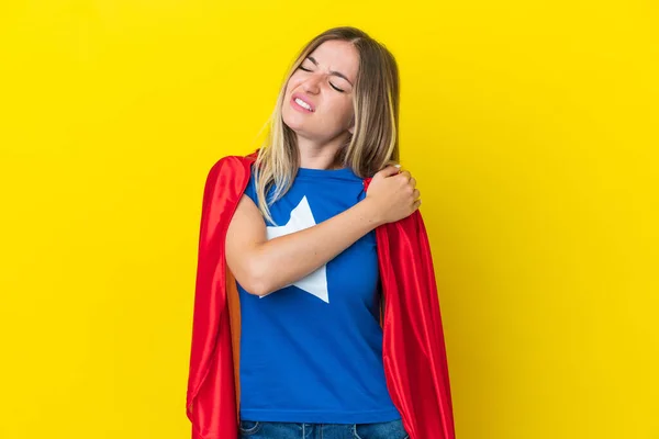 Super Eroe Donna Rumena Isolata Sfondo Giallo Che Soffre Dolore — Foto Stock