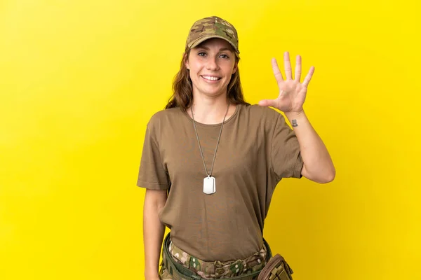 Військова Біла Жінка Тегом Собак Ізольована Жовтому Тлі Рахуючи Ять — стокове фото