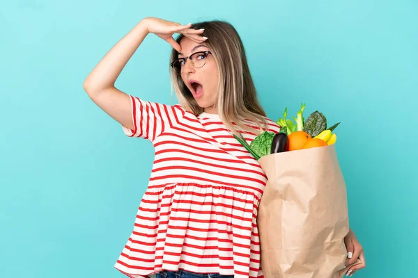 Giovane Donna Che Tiene Una Borsa Della Spesa Isolata Sfondo — Foto Stock