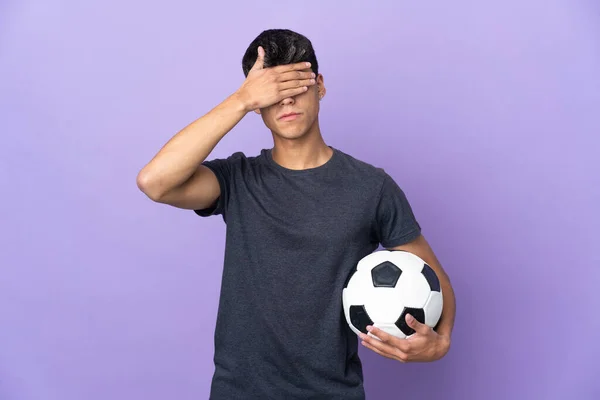 Young Football Player Man Isolated Purple Background Covering Eyes Hands — Stock Photo, Image