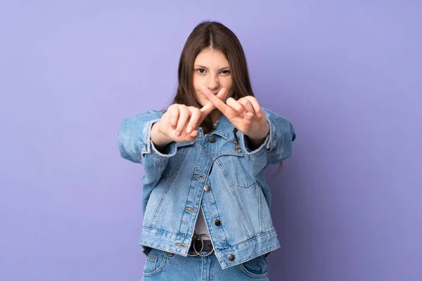 Adolescente Caucásico Chica Aislado Púrpura Fondo Haciendo Stop Gesto Con —  Fotos de Stock