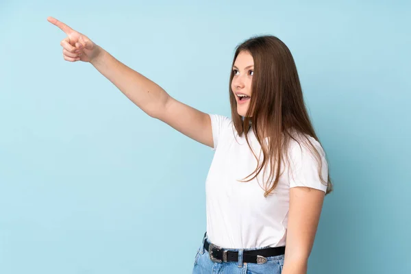 Teenager Kaukasischen Mädchen Isoliert Auf Blauem Hintergrund Zeigt Weg — Stockfoto