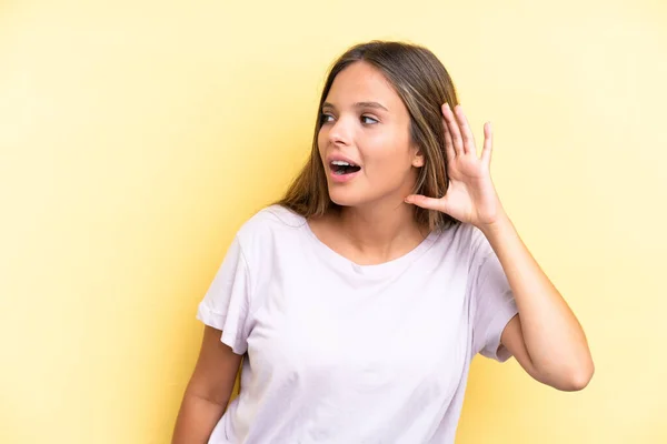 Mujer Caucásica Joven Aislada Sobre Fondo Amarillo Escuchando Algo Poniendo — Foto de Stock